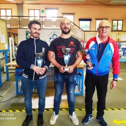 Podio squadre Raspadori Matteo garage imola argento squadra primo a sx ,al centro Cipriani Rimini oro e Cocchi CAB bronzo